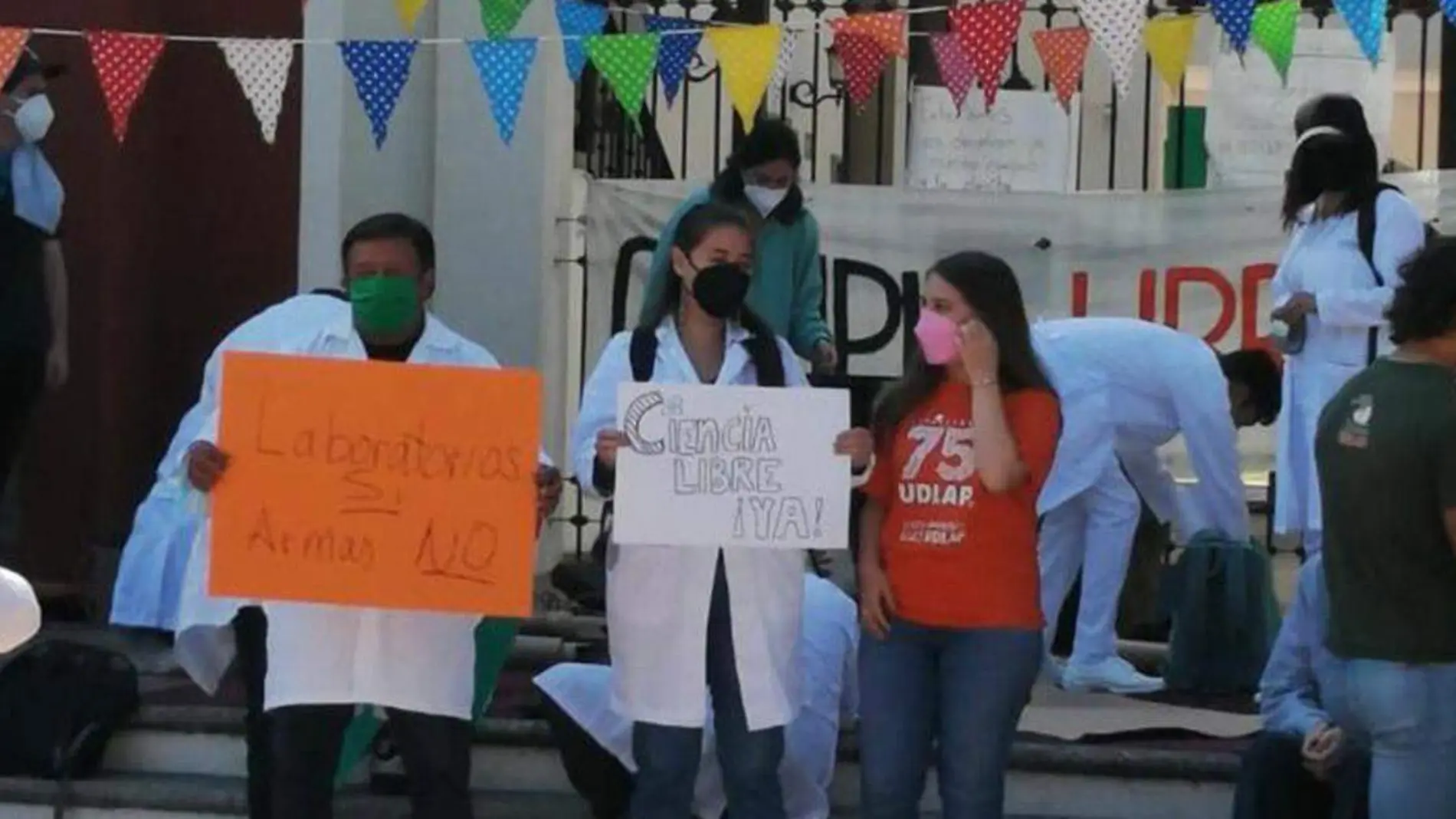 Vestidos con batas blancas, más de 30 alumnos de las carreras que oferta la Escuela de Ciencias de la Universidad de las Américas Puebla (UDLAP) protestaron frente al Colegio Gaos